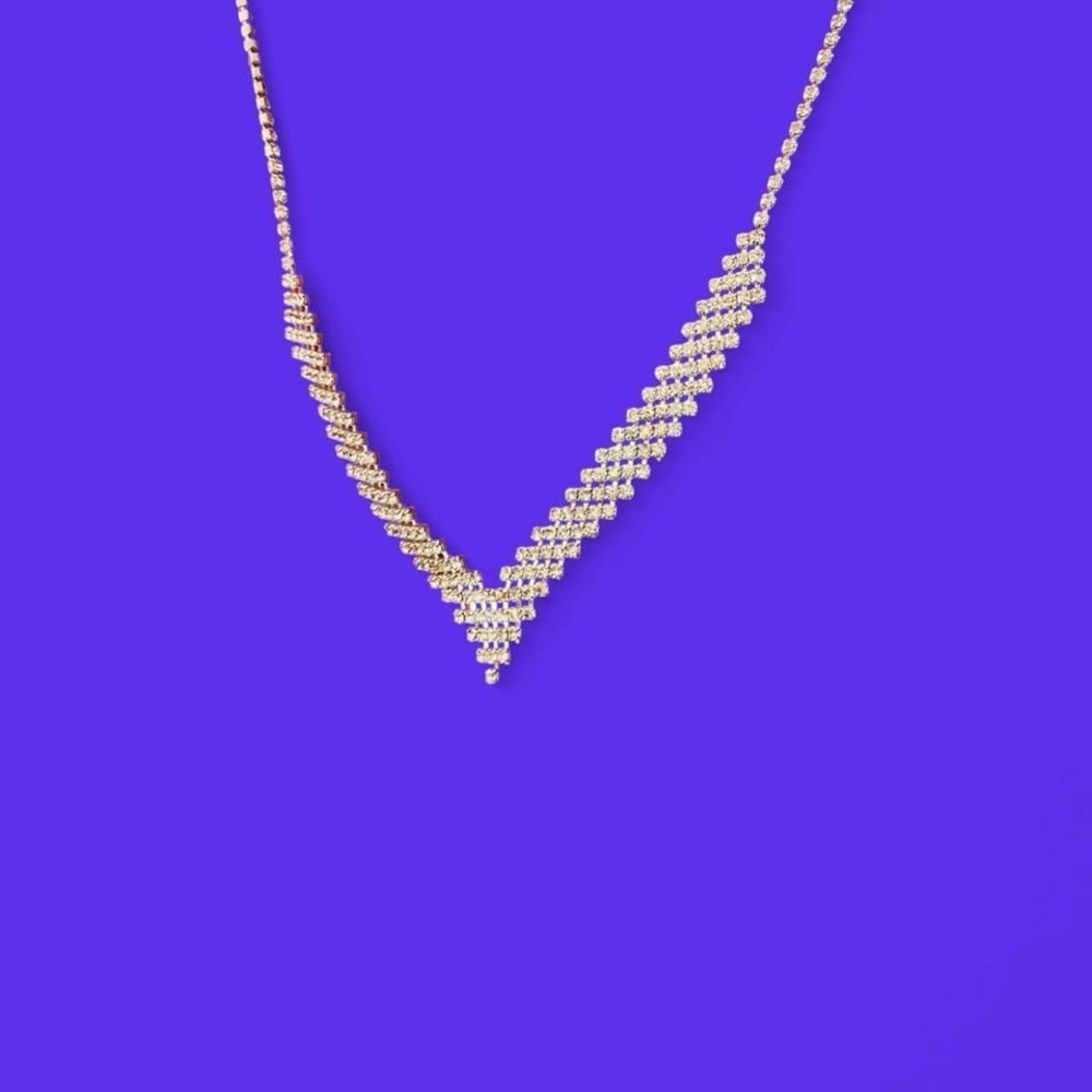 Rhinestone V necklace #glamour